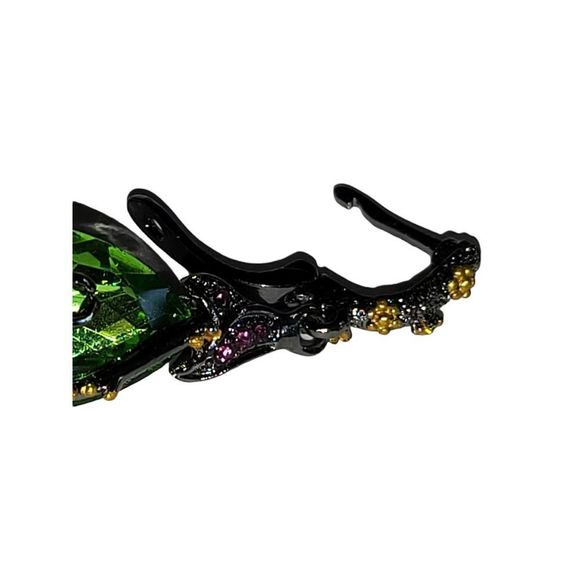 Gunmetal
and Gold Tone Vine Setting Green Pear Shape Drop Dangle Earrings - Picture 7 of 8